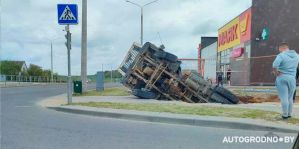 Момент падения МАЗа в котлован в Гродно попал на видео