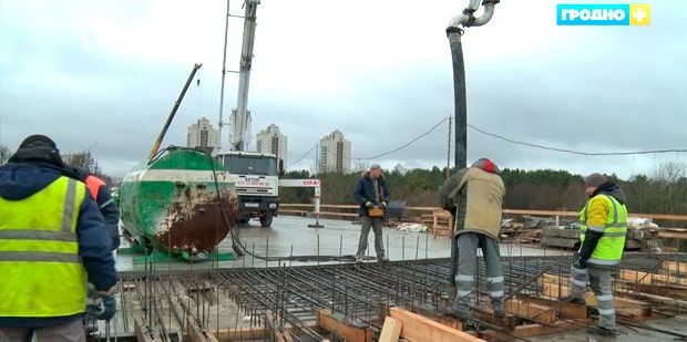 На Поповичском мосту заливают бетон. Гродненским строителям помогают брестчане