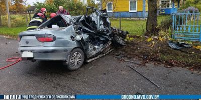 В агрогородке под Слонимом водитель легковушки не пропустил грузовик и погиб. Его пассажир – в реанимации