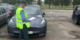 Нелегальный таксист на Tesla подвез пассажиров, ими оказались сотрудники Транспортной инспекции