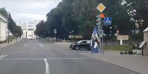 Проверили, как в Гродно пропускают "скорую" с проблесковыми маячками. Водитель черного Geely Atlas – хорош!