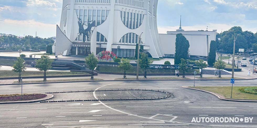 В Гродно оригинальным образом заузили проезд у Драма, который расширяли для дрифта
