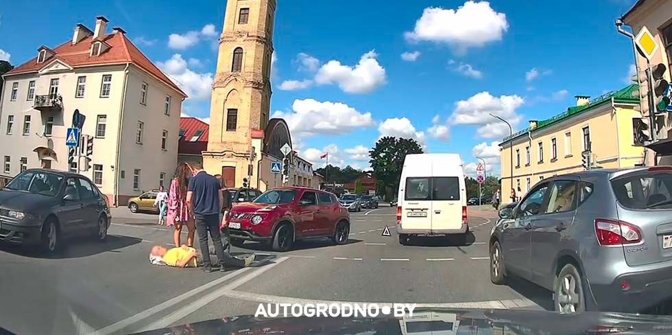 В центре Гродно на дороге лежит мужчина. Обновлено - официально