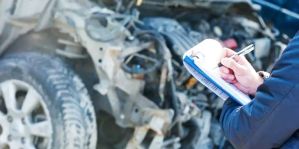 Оценщик авто принял "благодарность" от клиента: пакет с коньяком, банкой икры и форелью. Осудили обоих