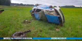 BMW так "кувыркался", что потерял колесо, стекла и фары