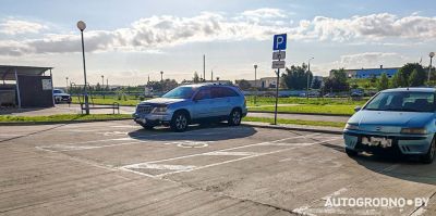 Водителей в Грандичах массово оштрафовали за парковку на инвалидных местах