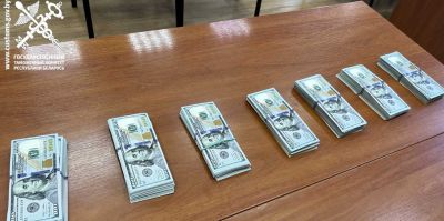 Чтобы незаконно вывезти из Беларуси $54 тыс, белорус раздал их своим пассажирам. Но так делать нельзя