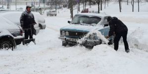 Автовладельцев в Беларуси обязали убирать снег вокруг автомобиля. Постановление Совмина