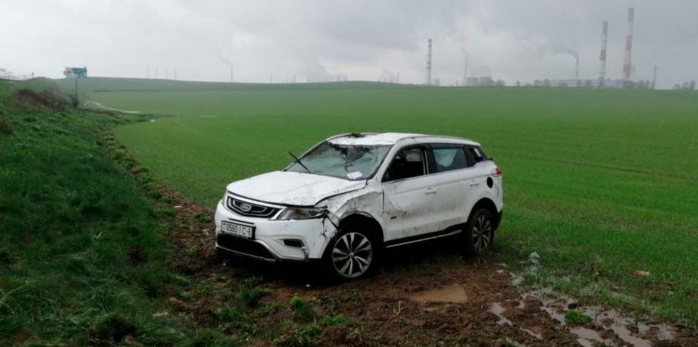 Geely из "6-региона" несколько километров не доехала до Гродно: слетела в кювет на М6