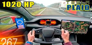 Tesla Model S Plaid делает разгон до 260 км/ч по автобану похожим на игру