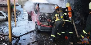 Так себе 8 Марта: Ford Transit сгорел в нескольких метрах от гаража