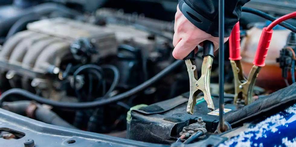 В Гродно водитель "прикуривал" автомобиль: произошло короткое замыкание и пожар, после чего мужчина внезапно умер