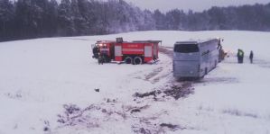 44 школьника из Волковыска поехали на экскурсию и оказались в кювете. Прокуратура потребовала привлечь виновных