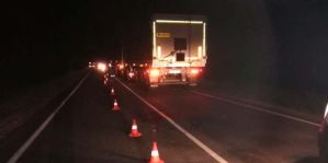 Ночью мужчина лежал на дороге вблизи Новогрудка. Его переехал грузовик