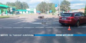 Мотоцикл после удара упал, а мотоциклист пролетел еще несколько метров и врезался в столб. Жуткое ДТП в Дятлово