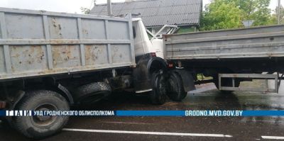 В Слониме столкнулись два МАЗа: пострадал один из водителей