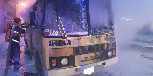 Задымил и съехал с дороги. В Волковыске загорелся школьный автобус