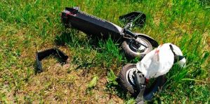 Мужчина на "тропе здоровья" в Гродно врезался на элекстросамокате в дерево