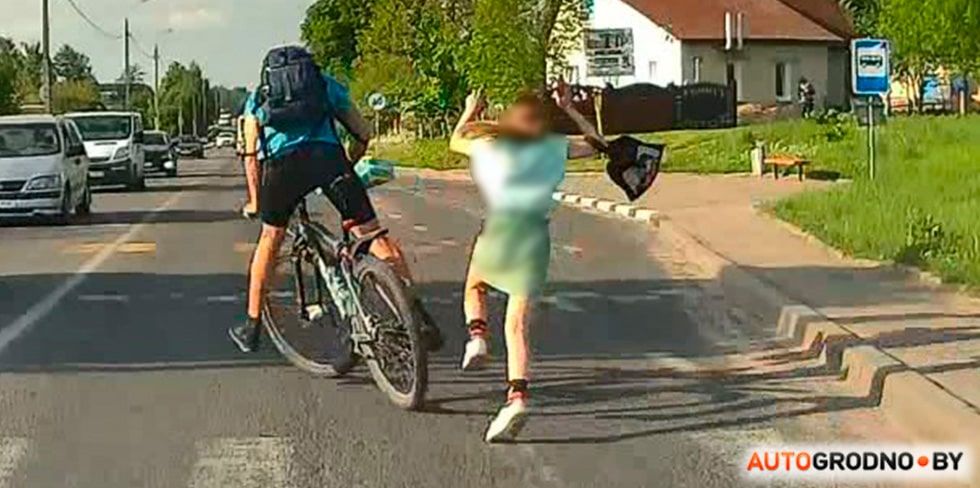 Велосипедист столкнулся с ребенком на переходе в Гродно. В соседней машине работал регистратор