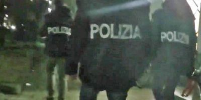 Полиция приехала на ДТП, а пришлось защищать семью белоруса. На месте аварии собралось около 50 родственников сбитого подростка