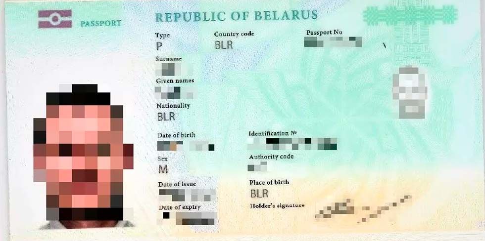 Это "новый" паспорт Беларуси? А права напечатаны на принтере? Вот что белорусы показывают литовским пограничникам