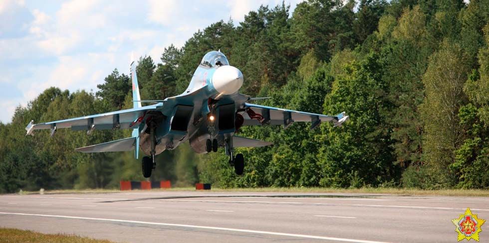 На трассу М1 приземлился истребитель. Что происходит?