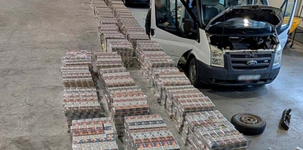 Рискнул: посмотрите, сколько контрабандных сигарет вместил в себя микроавтобус Ford. Его задержали на границе Литвы