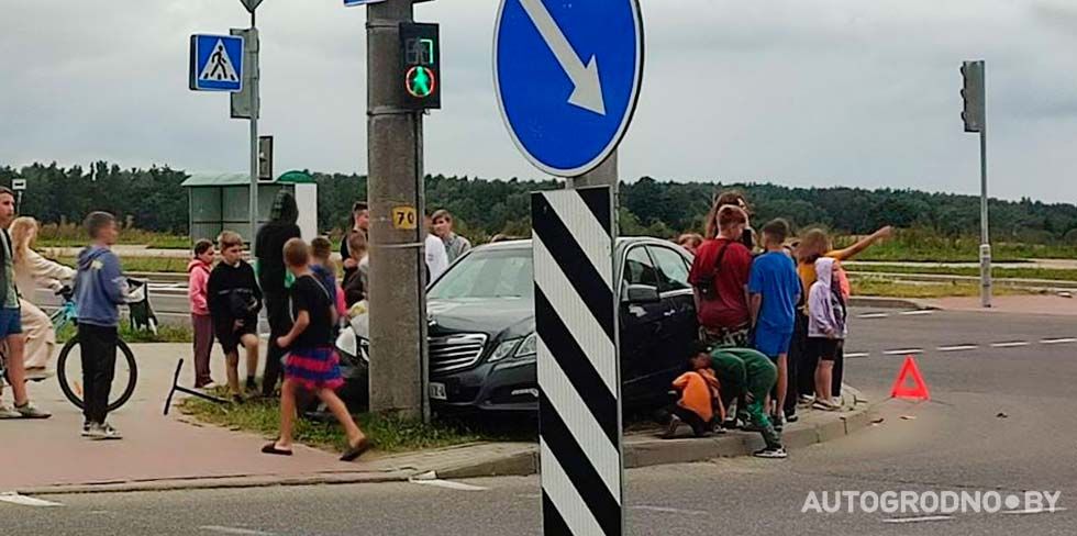 Ольшанка: Mercedes оказался в столбе