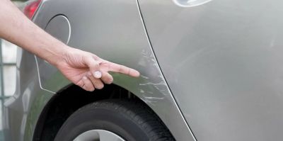 Ребенок неудачно открыл дверь и на парковке повредил чужой авто. Разбор ситуации