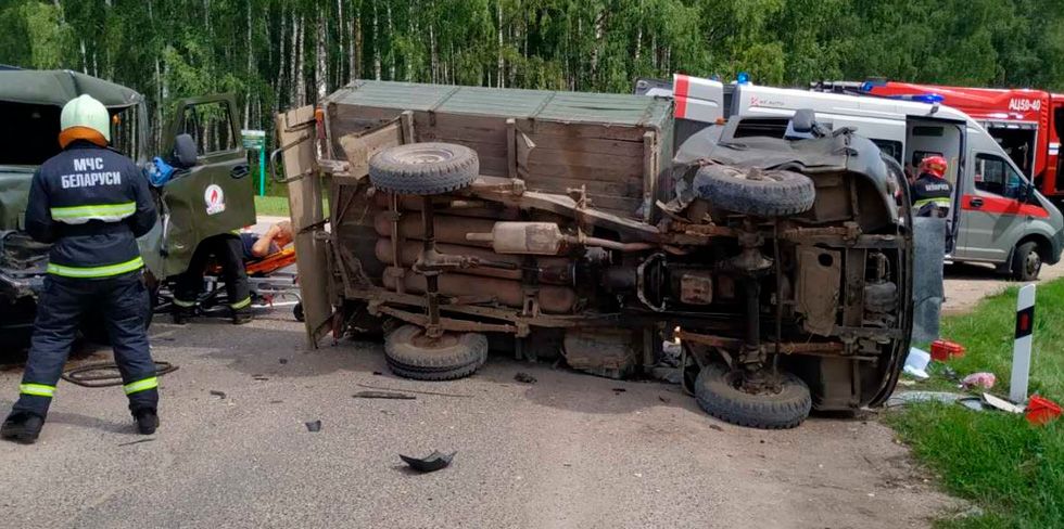 Под Новогрудком столкнулись 2 "буханки": одна из них сразу опрокинулась