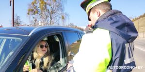 Сотрудники ГАИ поздравили гродненских женщин с весенним праздником: дарили цветы и скидки на техосмотр