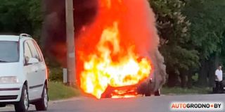 В Гродно на ходу загорелся автомобиль. Был слышен сильный хлопок