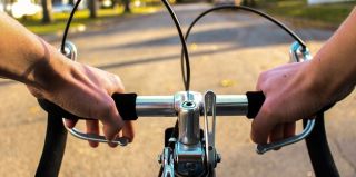 Велосипедист сбил девочку на тротуаре. Мать ребенка: "Столько денег за ребенка отвалишь, сколько я скажу". Что решил суд?