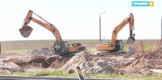 Работы на объездной в Гродно подошли к экватору. На "гибуличском" кольце началась укладка асфальта