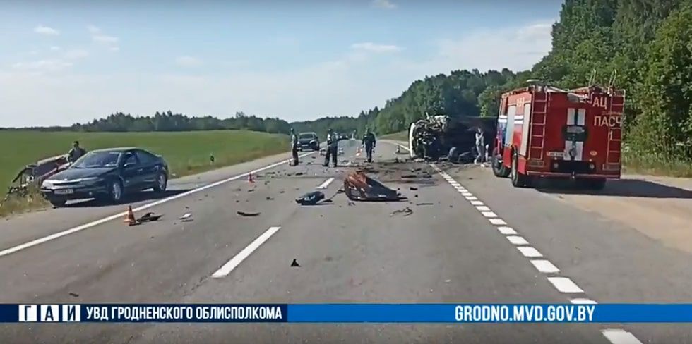 Под Ошмянами легковушка “лоб в лоб” столкнулась с грузовичком. Серьезно пострадали оба водителя