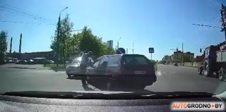 Один водитель вышел объяснять ПДД другому возле Короны на Горького в Гродно. А кто из них прав?