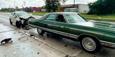 Фотография ДТП современного автомобиля и Крайслера 1973 года всколыхнула сеть: "Сейчас таких не делают"