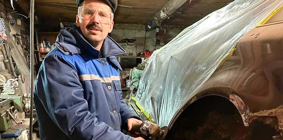 Как парень из Гродно стал звездой ТикТок: играет автомеханика и Феликсовича из колхоза. Это все Александр Махонько