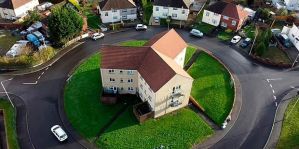 Люди живут в доме посреди кольцевой развязки. Как возникла эта абсурдная ситуация?