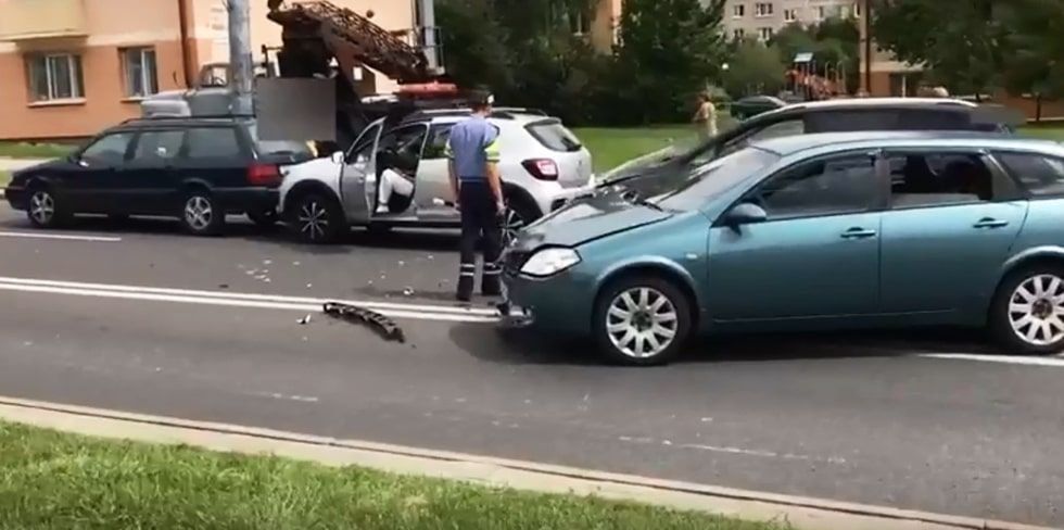 В центре Гродно водитель отвлеклась на секунду – и не успела вовремя остановиться. "Паровозик" вышел знатный