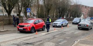 В Лиде ребенка сбили на переходе у школы: он выскочил прямо перед автомобилем. Есть видео