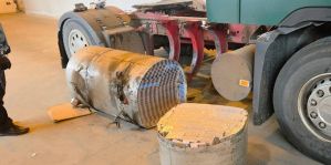 В топливных баках – не топливо. Подозрительный тягач с белорусом остановили в Литве