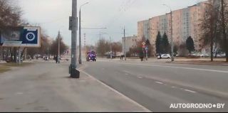 В Беларуси пожарные автомобили, спешащие на срочный вызов, обязаны останавливаться на красный сигнал светофора. Это обязаны знать пешеходы