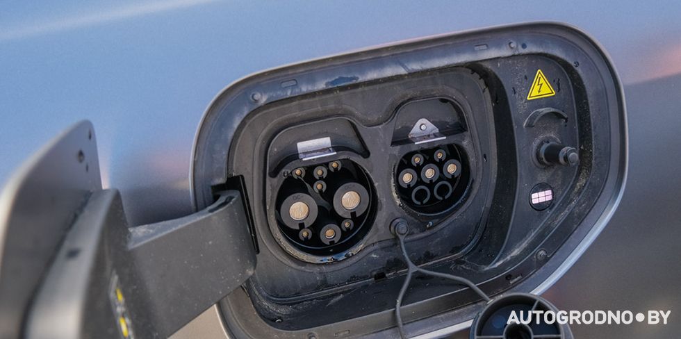 Мужчина украл кабель во время зарядки электромобиля и продал его. Потом украл еще раз: в том же месте, у того же водителя