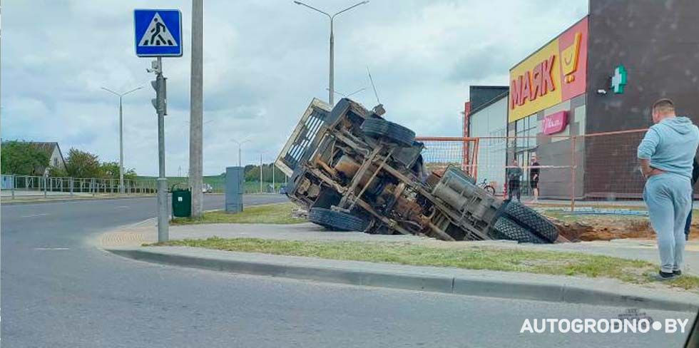 Момент падения МАЗа в котлован в Гродно попал на видео