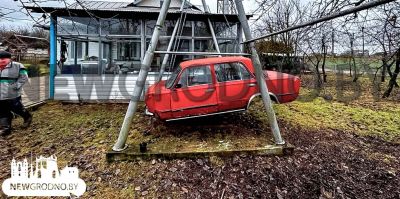 Под Гродно мужчина сделал из кузова "Жигулей" качели: "Весят 700 килограммов"