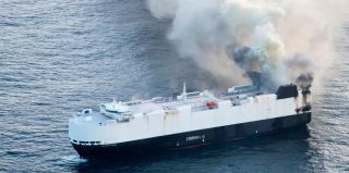 Страшный сон автодилера: корабль с 3 тысячами машин горел в Тихом океане