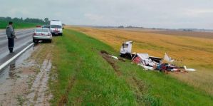Под Зельвой водитель грузовика неаккуратно выехал на обгон и, когда возвращался, слетел в кювет