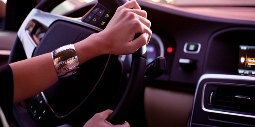 Парень дал подруге прокатиться по деревне на своем авто. Вдруг – ГАИ. А у девушки нет прав. Штрафы получили оба