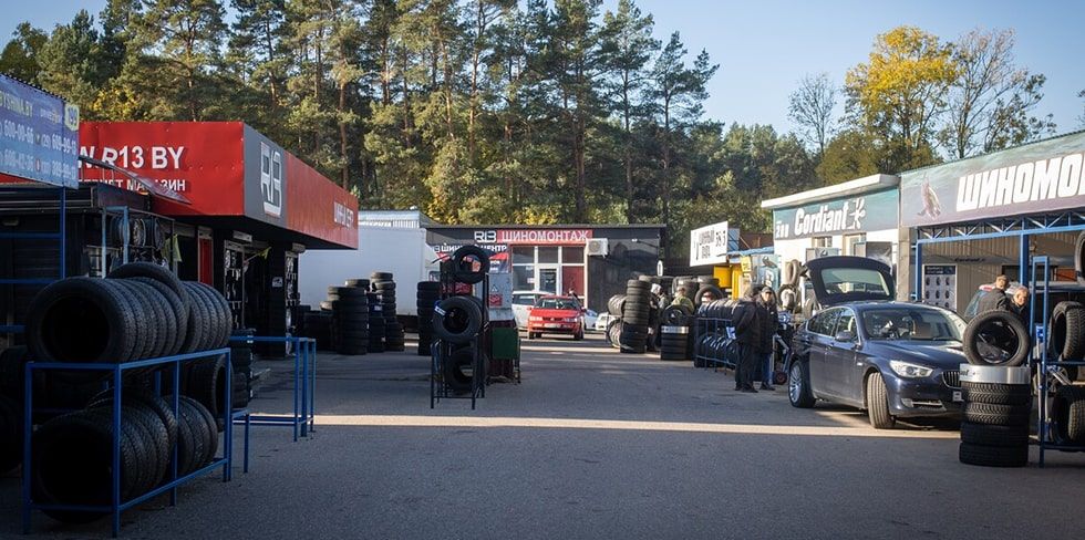 "В Германии они стоят 5 евро". Откровенный разговор с продавцом бэушных шин в Гродно